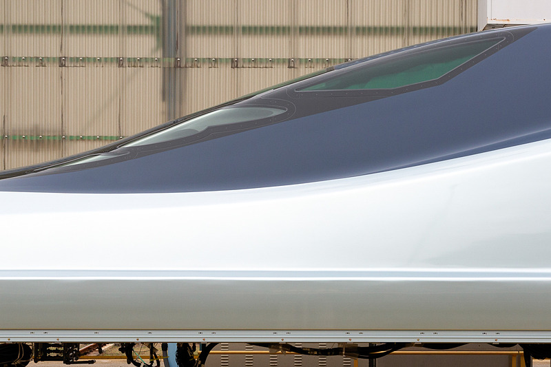 運転席は長いノーズに配慮してか、E5系や1号車より高い位置に