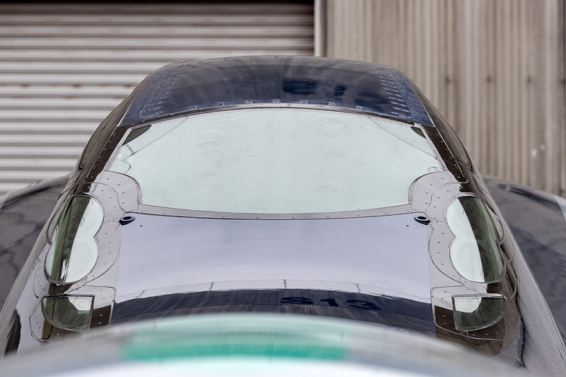 ヘッドライトとテールライトは運転席前方下部に配置される。横の穴はワイパー用