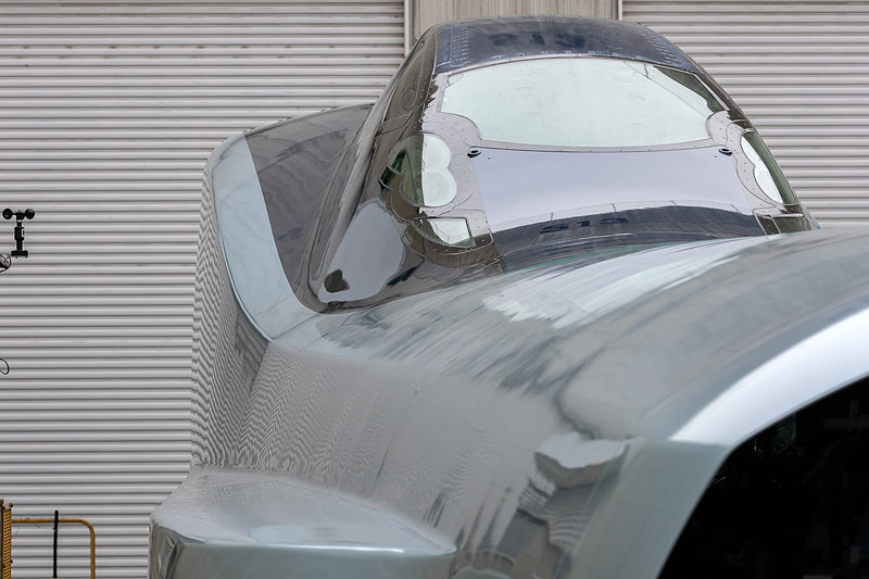 長いノーズから客席部へのデザインは“宇宙戦艦”的なムードが漂う。ノーズ先端が絞り込まれる代わりに台車部分が大きく張り出す造形