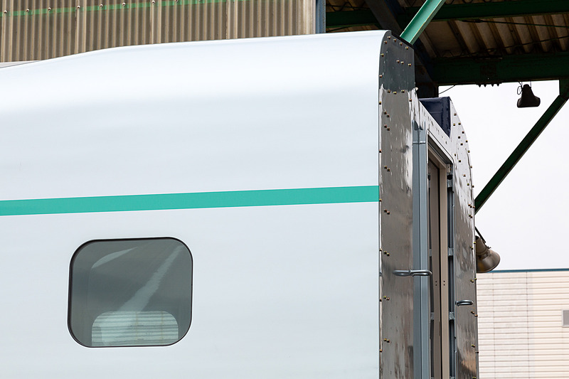 後方から見ると中央部が大きくへこんだ形状。機器搭載用のスペースだろうか？