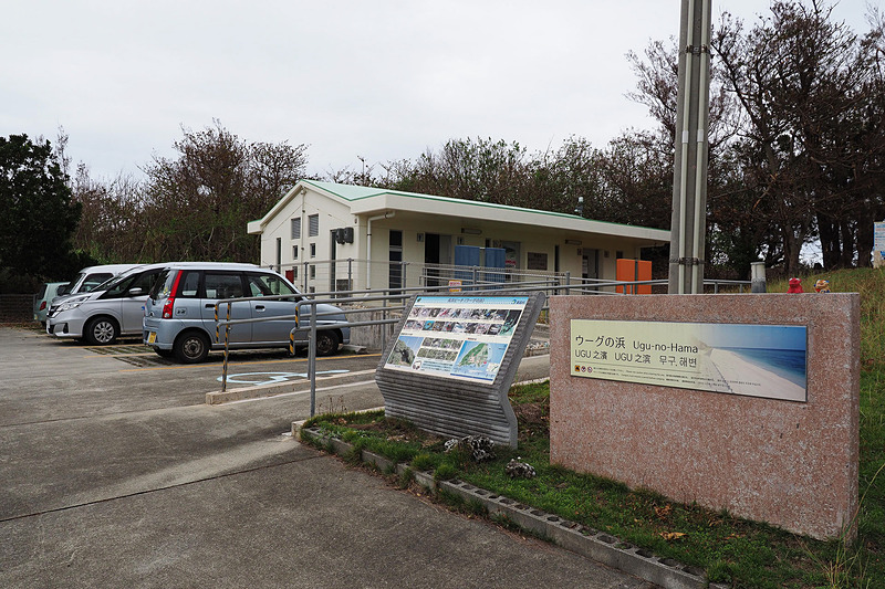 奇岩の宝庫の西側と同じ島とは思えないような白い砂浜が続く東側の「ウーグの浜」。公共のシャワー施設が完備されていてとても快適です