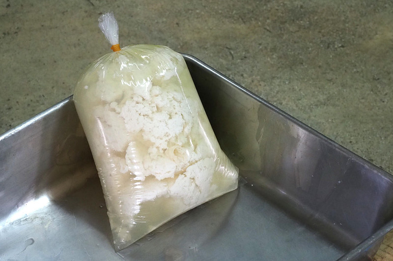 この島の海水で作ったゆし豆腐。島あしび館では「粟国ゆし豆腐」作り体験もできます