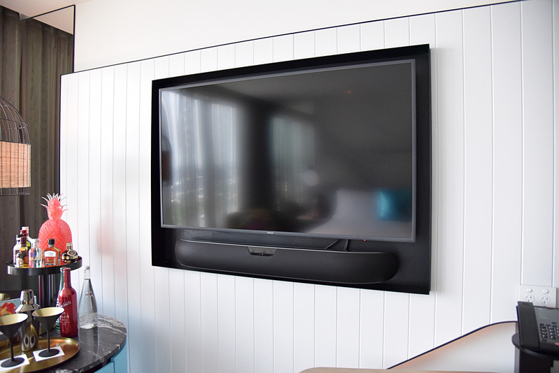 デスク横には壁掛けタイプの液晶テレビ