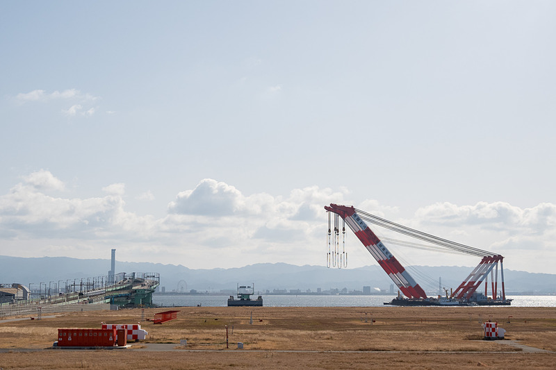 作業前の様子右がFC船「武蔵」、中央寄りに台船に乗せられた橋桁