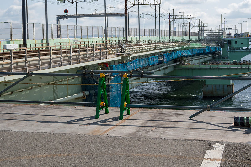A1橋台（手前）とP1橋脚（奥）の間の橋桁を12日夜に架設する
