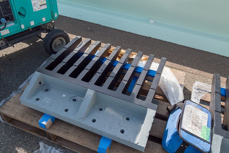 A1橋台上のジョイント部品。損傷はなく、塗装し直して再利用している