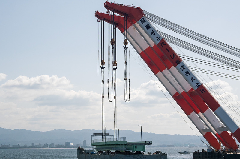 多数のワイヤーが垂れ下がり、16点のフックに掛けている