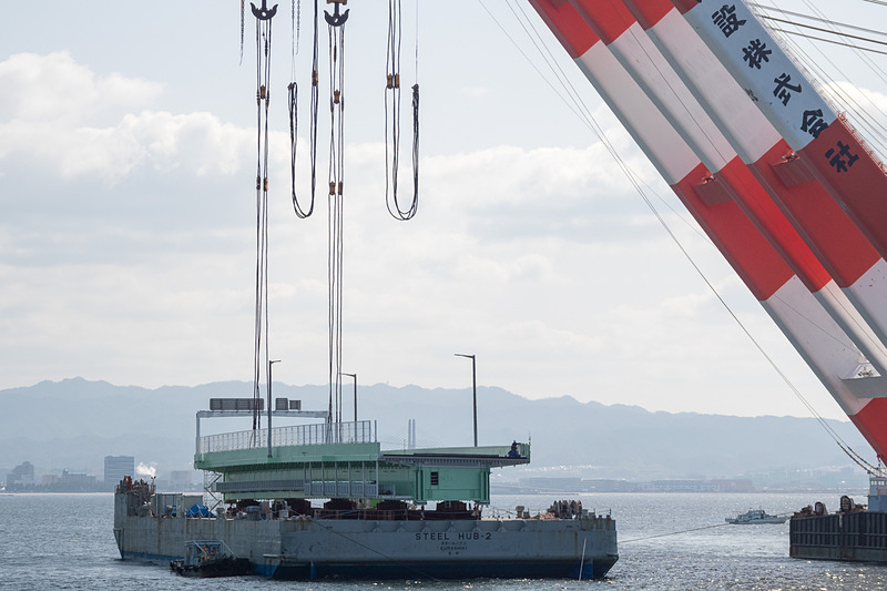 多数のワイヤーが垂れ下がり、16点のフックに掛けている