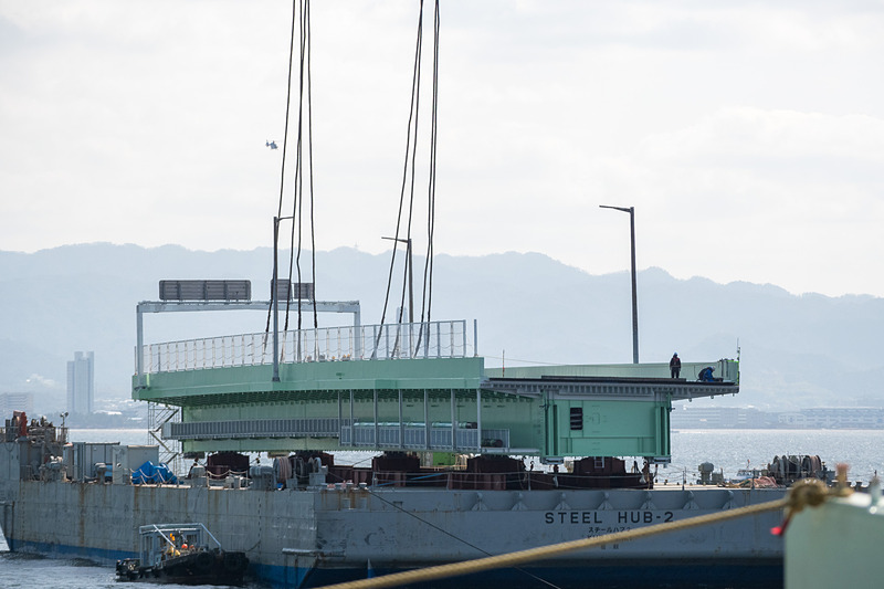 多数のワイヤーが垂れ下がり、16点のフックに掛けている