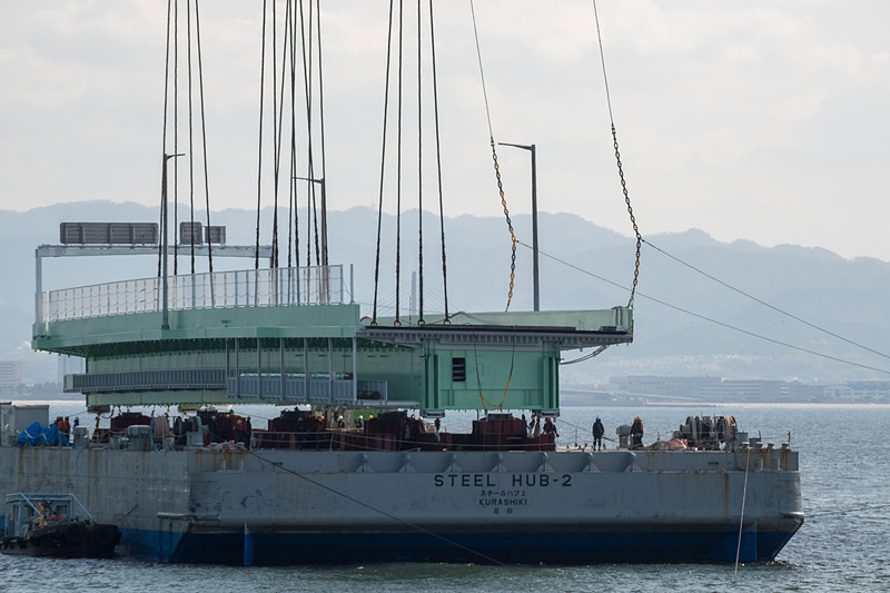 吊り上げスタート。まずはほんの少し吊り上げて、底面のチェック。台船に乗せられていた部分の再塗装などを行なう