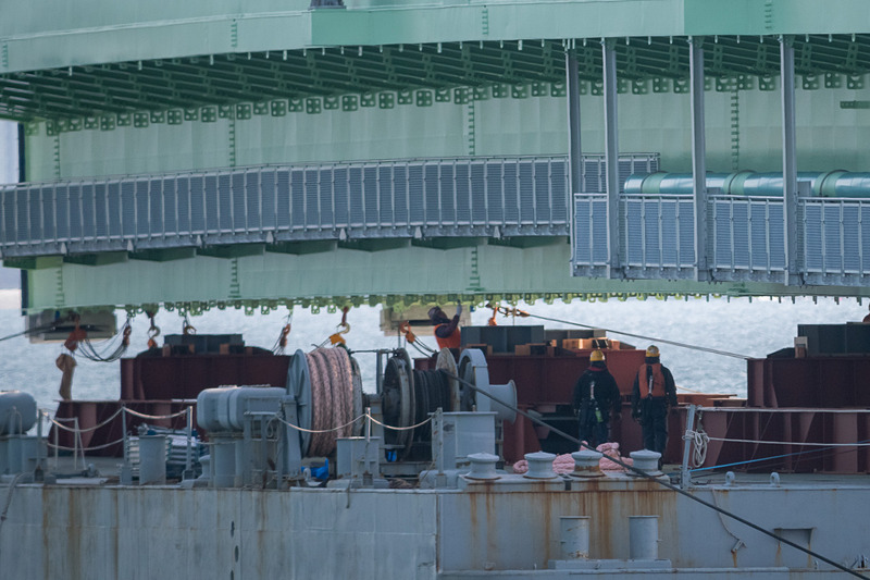 吊り上げスタート。まずはほんの少し吊り上げて、底面のチェック。台船に乗せられていた部分の再塗装などを行なう