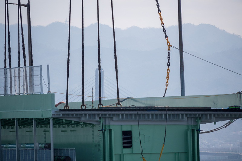 多数のワイヤーが垂れ下がり、16点のフックに掛けている