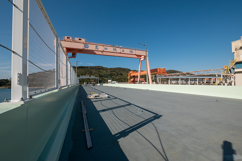 高田機工 和歌山工場で製作されたA1橋台～P1橋脚に架ける橋桁。12日深夜に架設する（長さ89.8m、790トン、2月5日撮影）