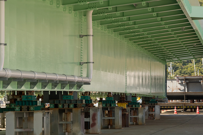 高田機工 和歌山工場で製作されたA1橋台～P1橋脚に架ける橋桁。12日深夜に架設する（長さ89.8m、790トン、2月5日撮影）