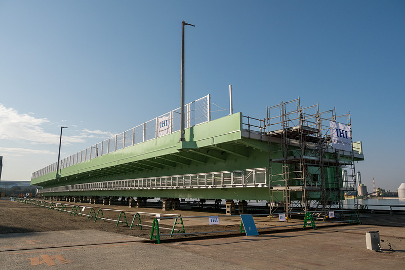 IHIインフラシステム 堺工場で製作されたP1橋脚～P2橋脚に架ける橋桁。13日深夜に架設する（長さ97.8m、858トン、2月5日撮影）