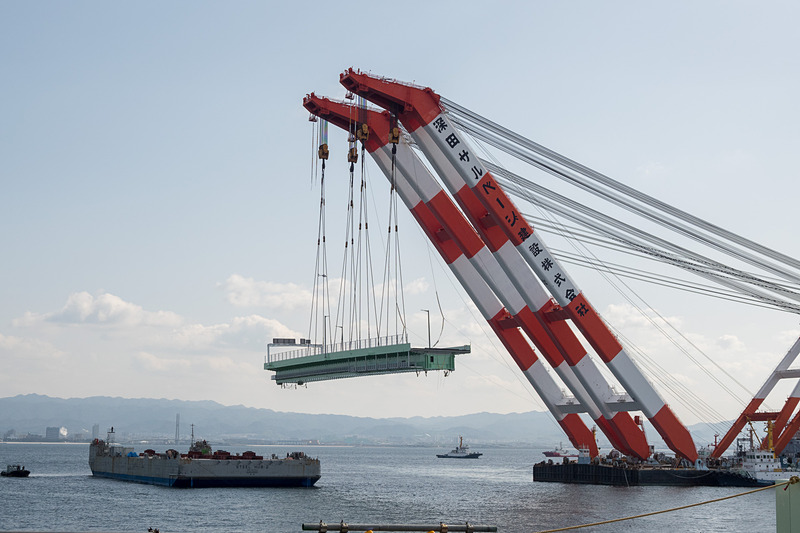 その後、本格的に吊り上げを開始。高さ約15mまで吊り上げ、そのまま武蔵がやや後退した位置で停止。夜までここで待機する。台船は昼間のうちにこの場を離れる