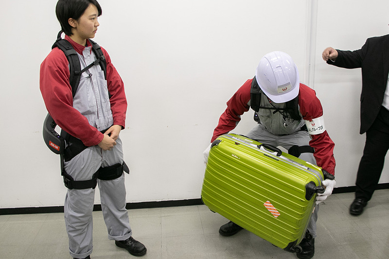 人が物を下から上に持ち上げようとする動作をサポートする