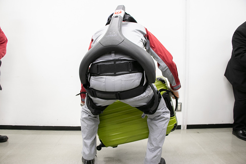 人が物を下から上に持ち上げようとする動作をサポートする