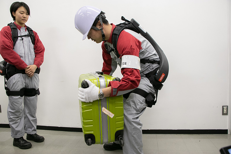 人が物を下から上に持ち上げようとする動作をサポートする