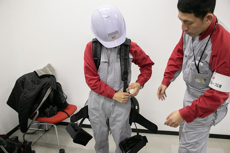 「ATOUN MODEL Y」はリュックを背負うようにしてから各所を体に固定する