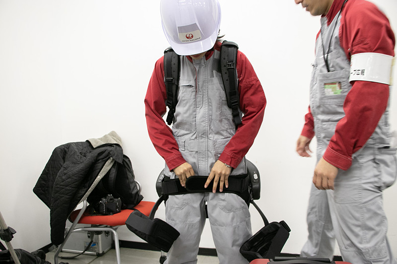 「ATOUN MODEL Y」はリュックを背負うようにしてから各所を体に固定する