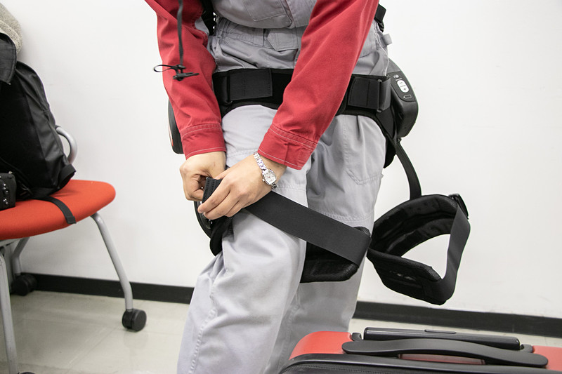 「ATOUN MODEL Y」はリュックを背負うようにしてから各所を体に固定する