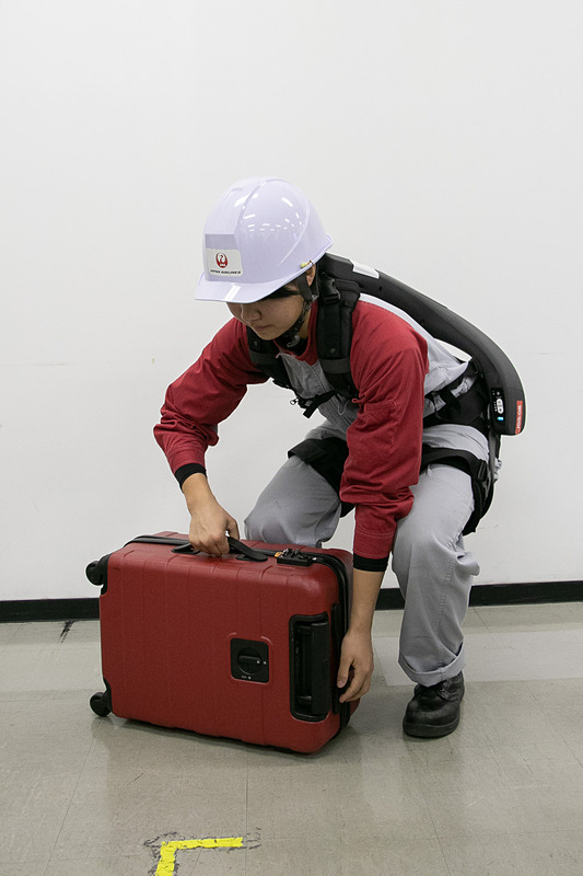 人が物を下から上に持ち上げようとする動作をサポートする