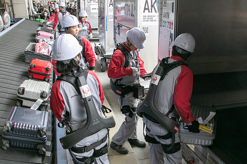 JALグループのグランドハンドリング業務を担当するJALグランドサービスは、パワードウェア「ATOUN MODEL Y」を羽田空港と成田空港に導入した