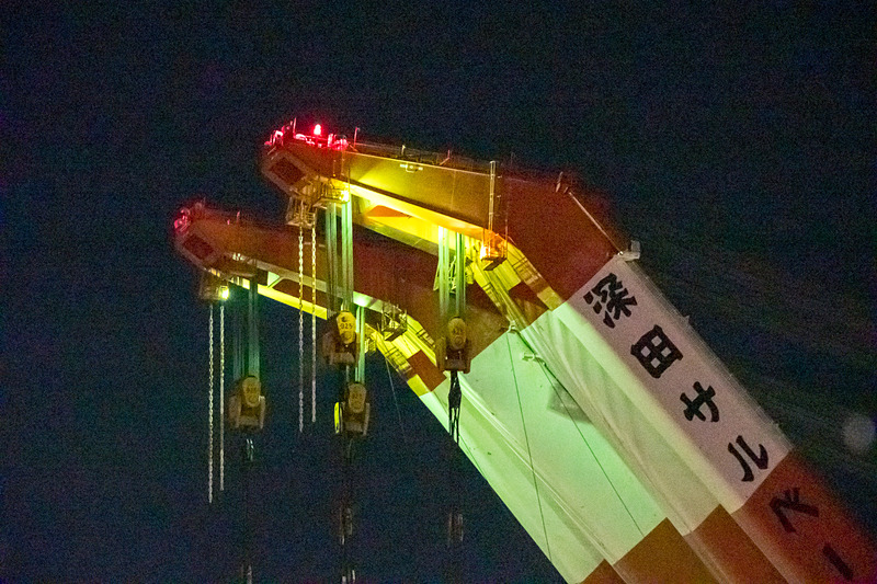夜間にはクレーン最上部で航空障害灯を点滅させている