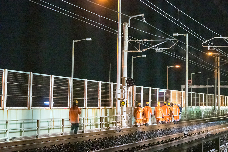 鉄道の運行が終了した0時過ぎから、徐々に橋の方へと近づき、20分ほどで橋の上空に橋桁が位置する状態となった