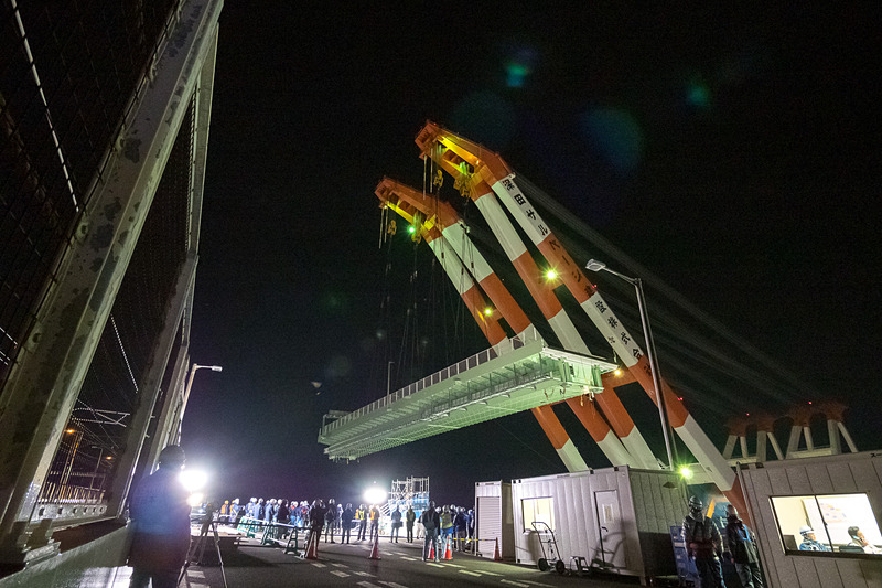 鉄道の運行が終了した0時過ぎから、徐々に橋の方へと近づき、20分ほどで橋の上空に橋桁が位置する状態となった