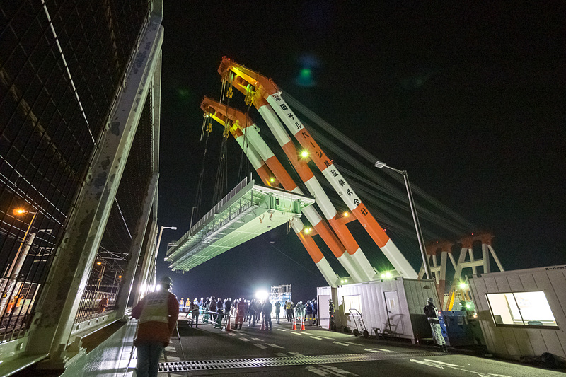 鉄道の運行が終了した0時過ぎから、徐々に橋の方へと近づき、20分ほどで橋の上空に橋桁が位置する状態となった