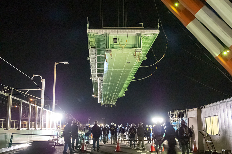 鉄道の運行が終了した0時過ぎから、徐々に橋の方へと近づき、20分ほどで橋の上空に橋桁が位置する状態となった