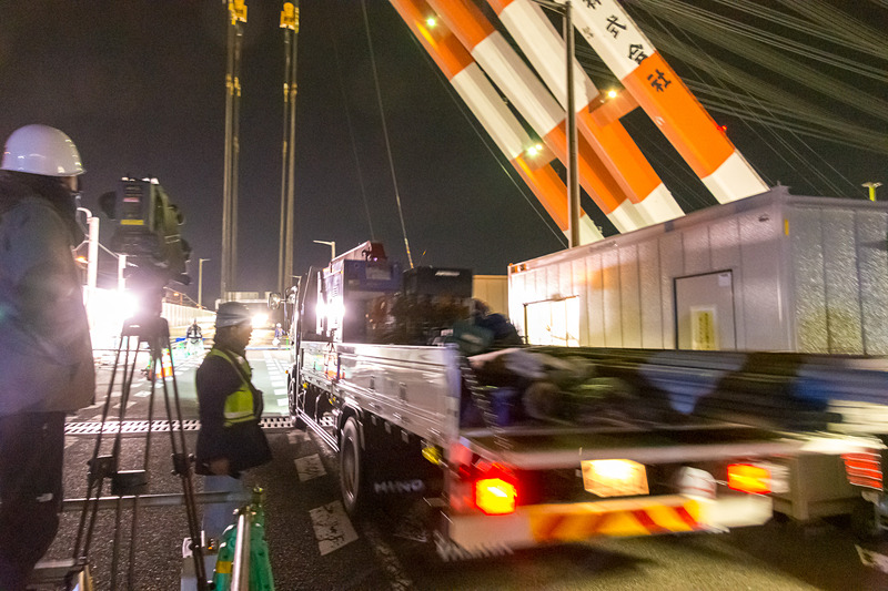 新たな作業車両が進入。位置確認のためにジョイント部品を仮置きするクレーン付きトラック