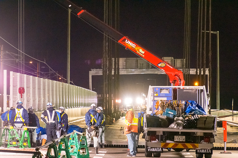 新たな作業車両が進入。位置確認のためにジョイント部品を仮置きするクレーン付きトラック