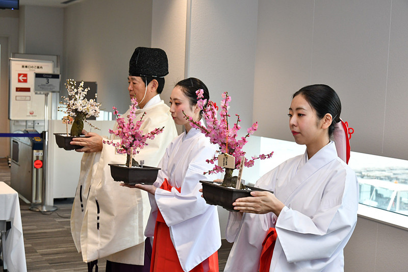 「梅の使節」が梅鉢を手にする