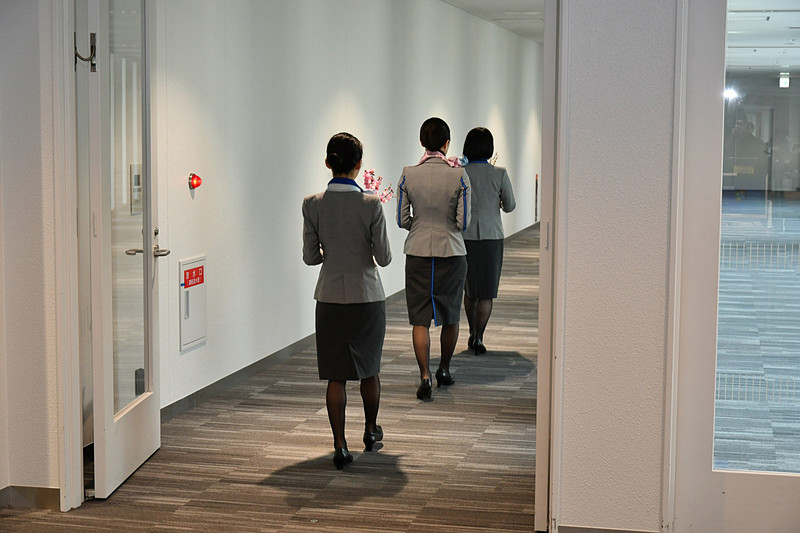 ANAのCAとグラウンドスタッフが梅鉢を機内へ運ぶ