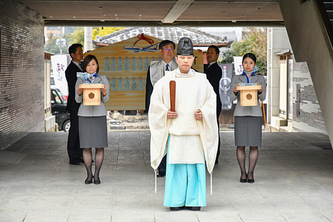 ANA、福岡空港の特大絵馬と全国から集まった1万6164枚の願い札を太宰府