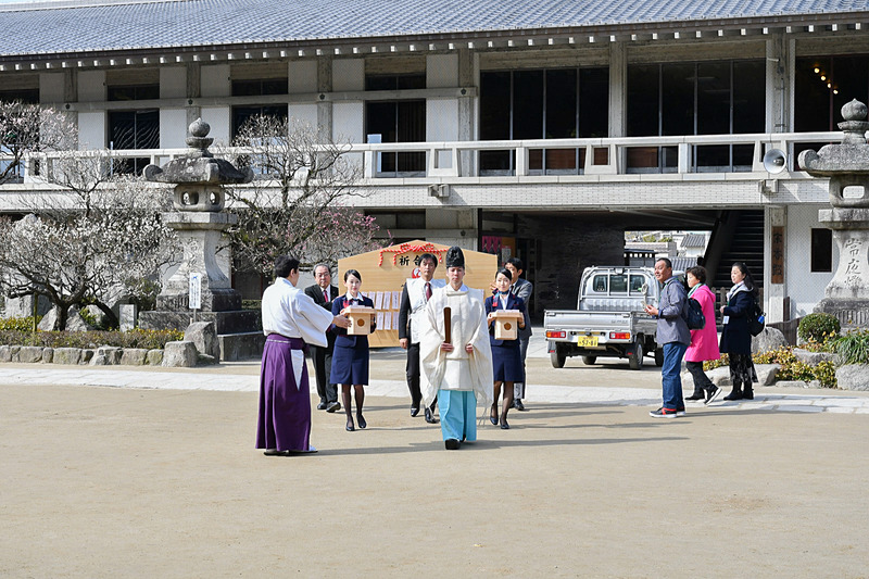 社務所を出発して本殿へ向かう