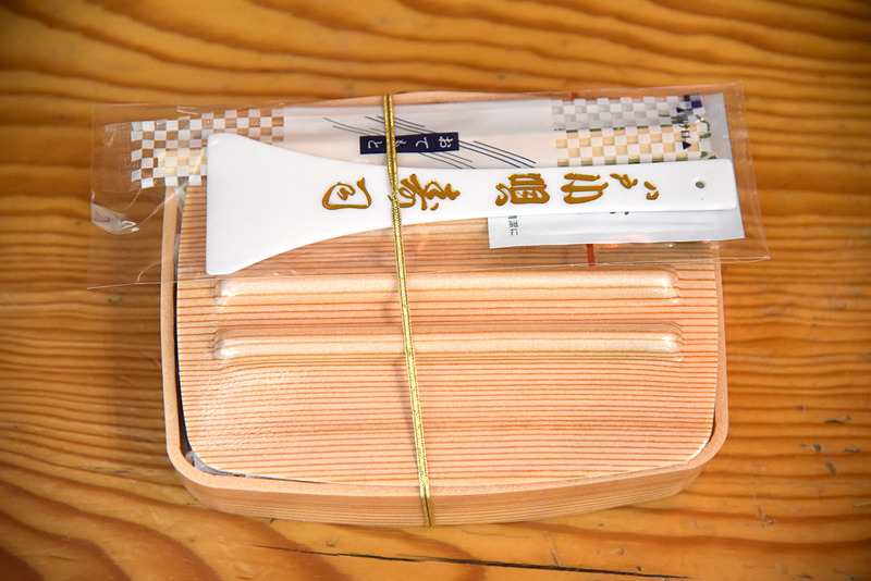 パッケージを開けると中からは三味線の胴をイメージした弁当箱と撥などが入っています