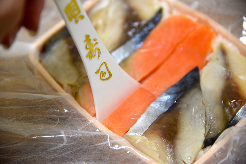 付属の撥で好みの大きさにカットして味わいます