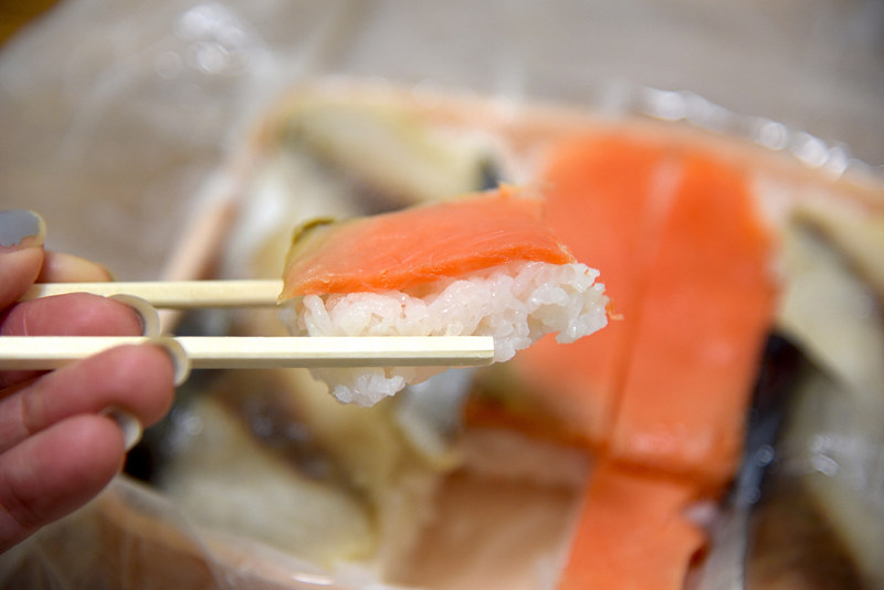 しめ紅鮭の押し寿司も一口サイズで食べやすく
