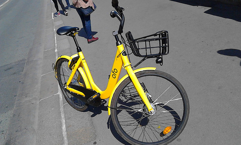 歩道などに放置されて邪魔なレンタサイクル