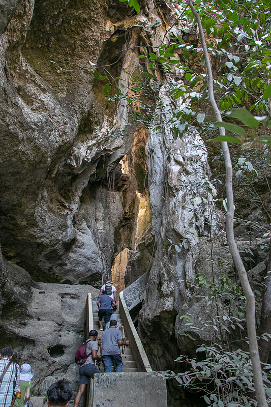 最初は階段もあるが、徐々に岩をよじ登ったり下りたりするようになる