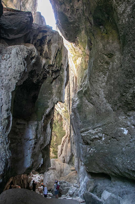 最初は階段もあるが、徐々に岩をよじ登ったり下りたりするようになる