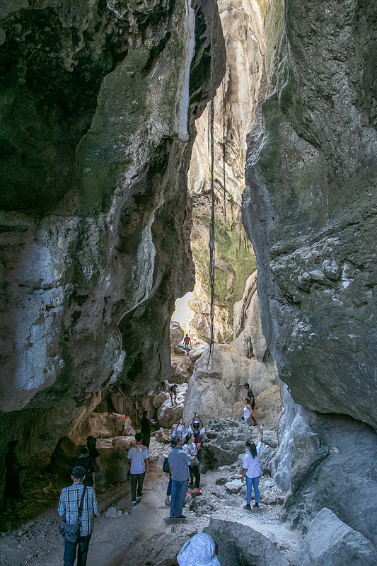 最初は階段もあるが、徐々に岩をよじ登ったり下りたりするようになる
