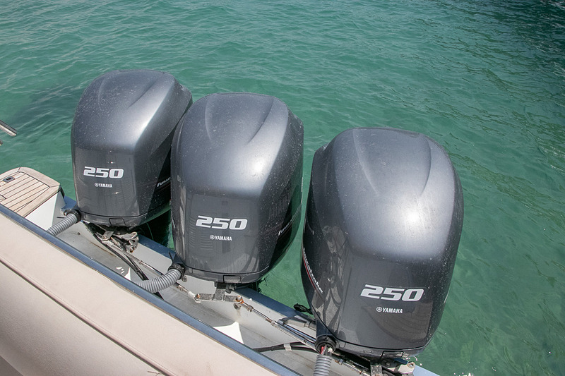 ヤマハの250HPのエンジンを3基も積んだボートに乗り、リンチャ島のコモドドラゴンへ会いに行く