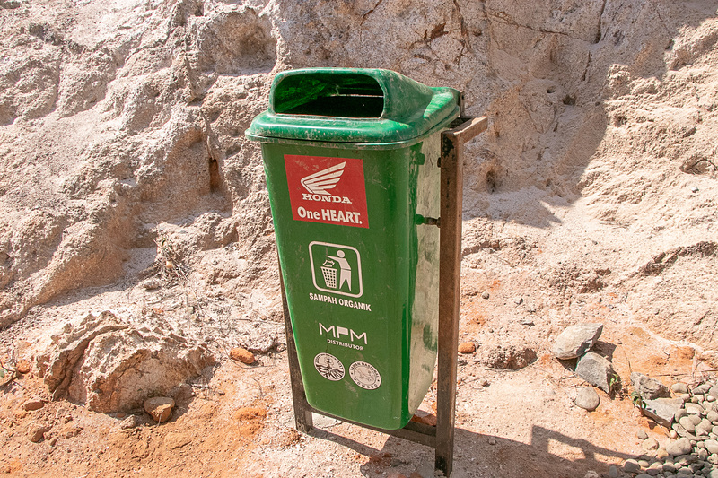 船着き場から受付のある事務所までは歩いて10分ほど