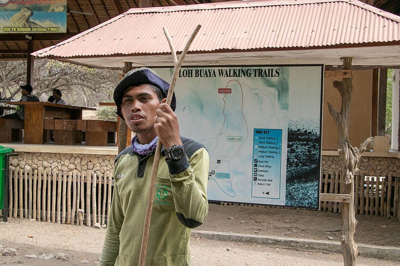 さすまたを持ったレンジャーが付いてくれる