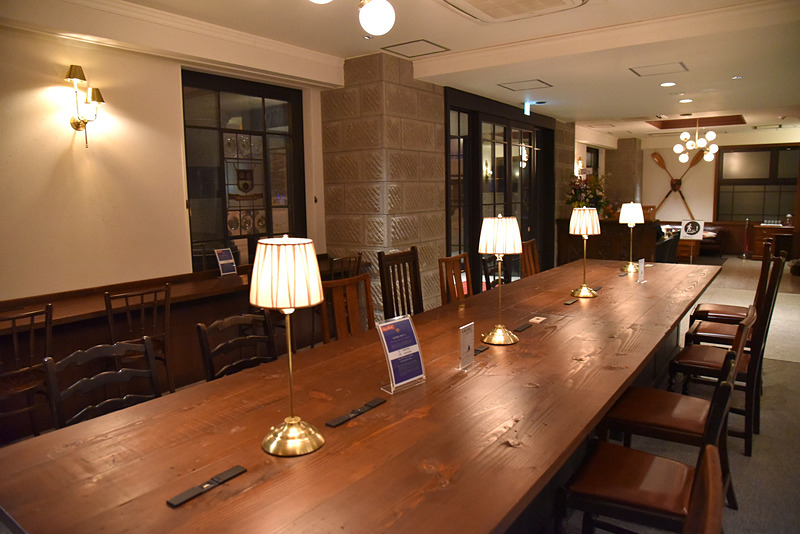 大きなテーブルが中央にあり、静かで落ち着いた雰囲気